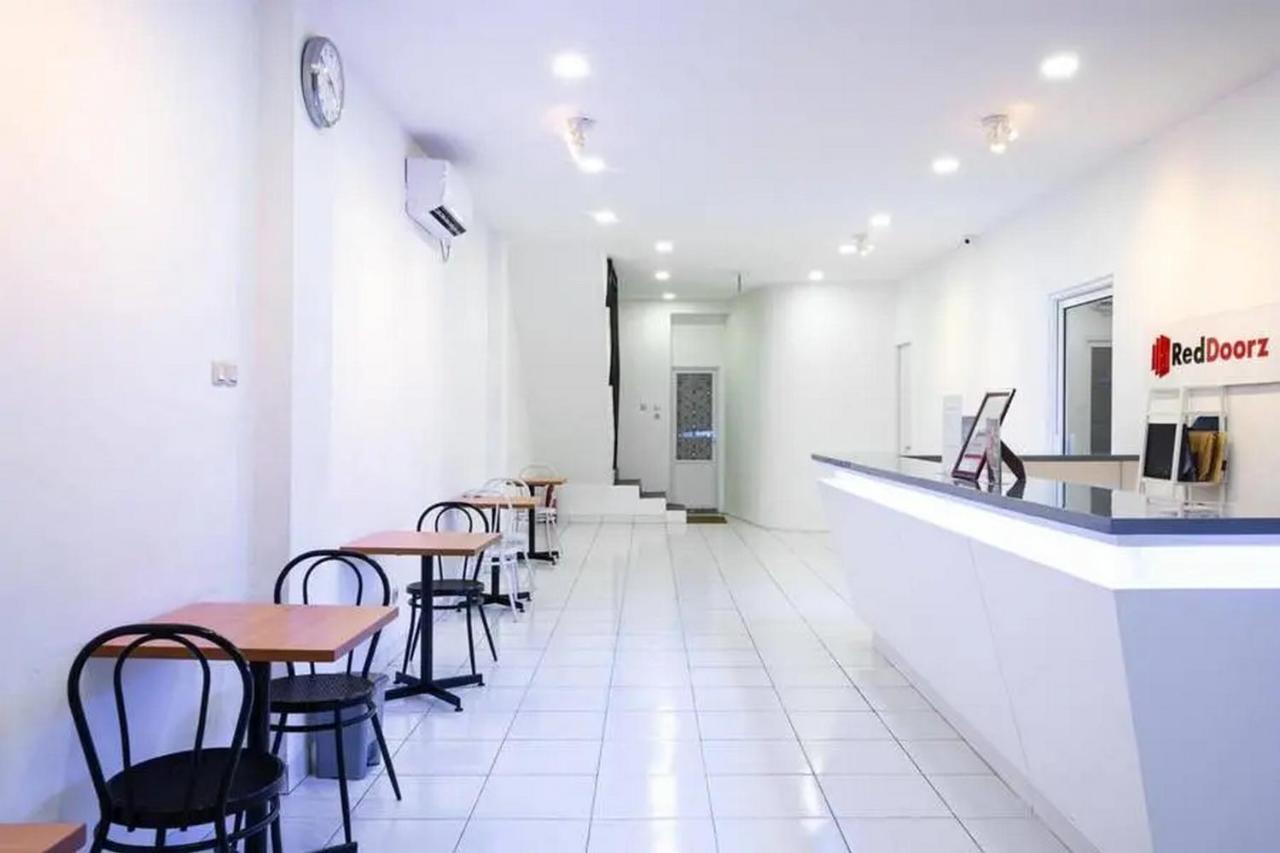 Reddoorz Hostel Near Taman Puring Джакарта Екстериор снимка