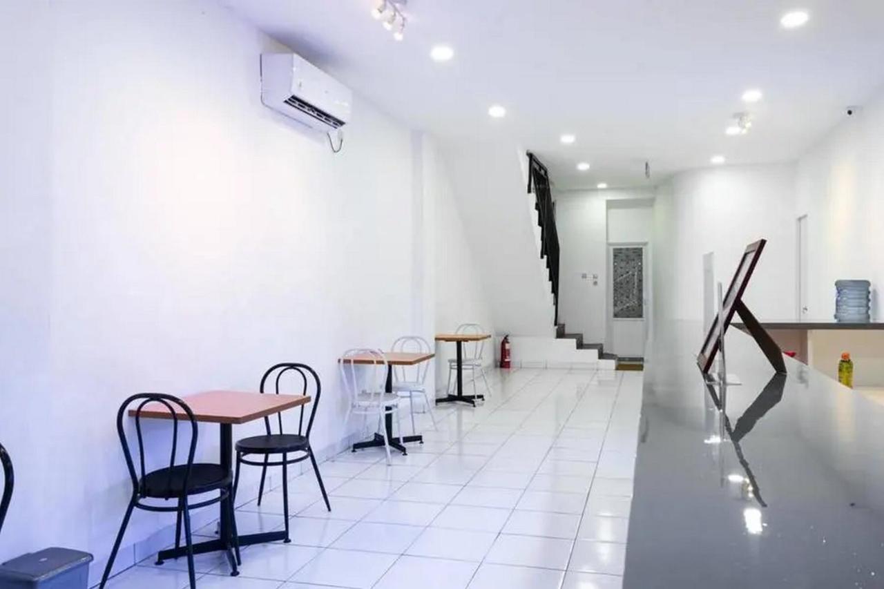 Reddoorz Hostel Near Taman Puring Джакарта Екстериор снимка